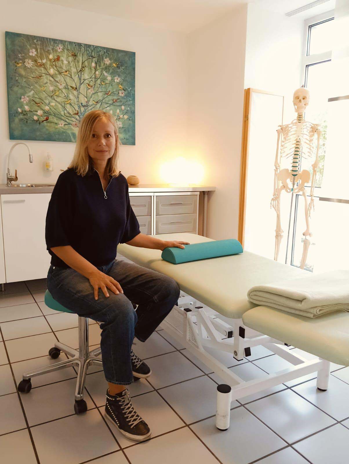 Professionelle Osteopathin bei der Arbeit mit Patient